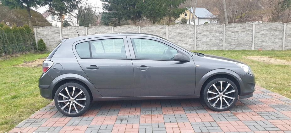 Opel Astra cena 17300 przebieg: 185200, rok produkcji 2009 z Białogard małe 121